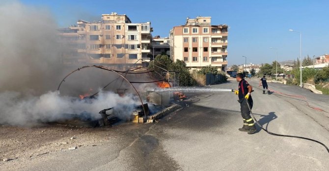 Depremzedenin çadırı yangında küle döndü