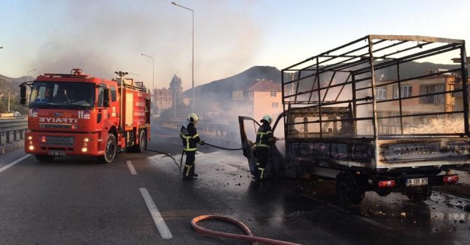 Burdur’da seyir halindeki kamyonet alev alev yandı
