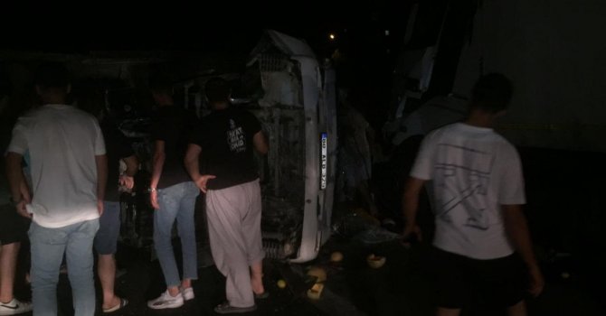 Sebze ve meyve yüklü kamyonetle tır çarpıştı, ortalık savaş alanına döndü