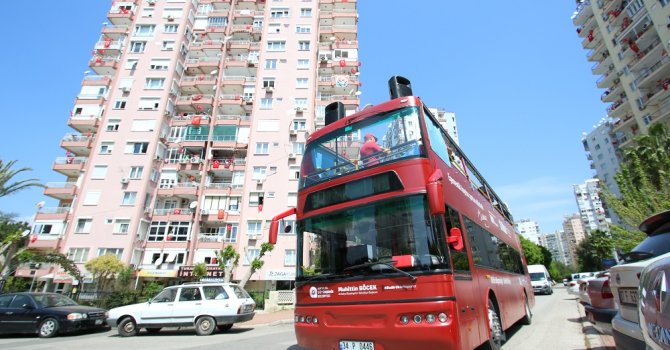 23 Nisan coşkusu balkonlara sığmadı