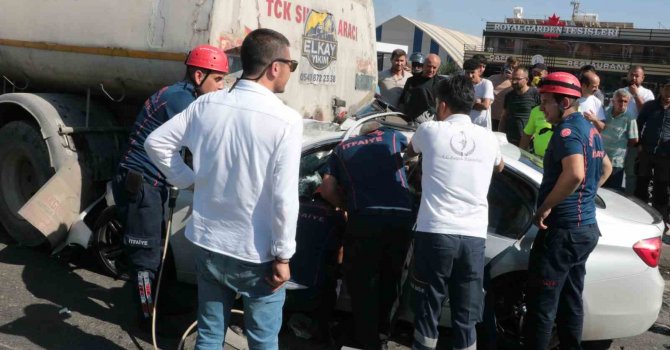 Otomobil su tankerine çarptı, sıkışan sürücü güçlükle çıkarıldı