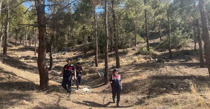 Burdur’da jandarma ekipleri yangınlara karşı ormanlarda devriye atıyor