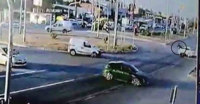 Kazada metrelerce havaya uçan motosiklet sürücüsü yaralandı