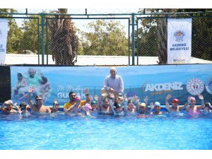 Çocuklar hem serinliyor hem de yüzme öğreniyor
