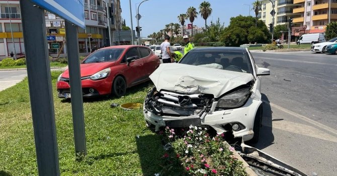 Gazipaşa’da iki otomobil çarpıştı: 2’si çocuk 4 kişi yaralandı