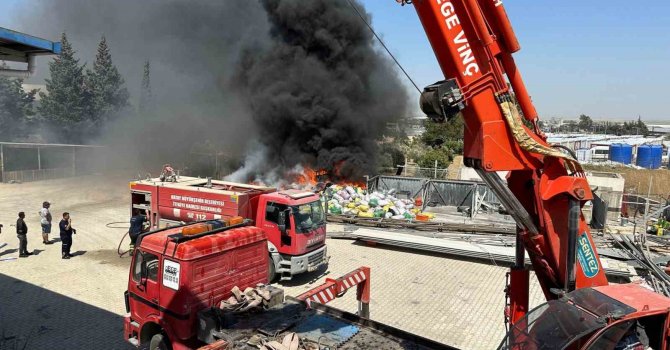 Hatay’da kauçuk fabrikası önünde yangın