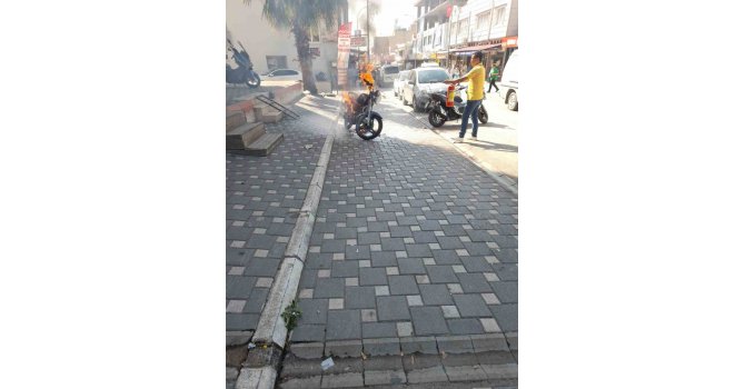 Park halindeki motosiklet alev alev yandı
