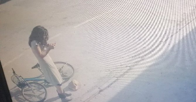 Bisikletiyle gelen genç kız, çaldığı kaskı başına takıp gitti