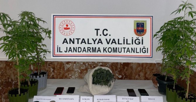Antalya’da zehir tacirlerine jandarmadan darbe