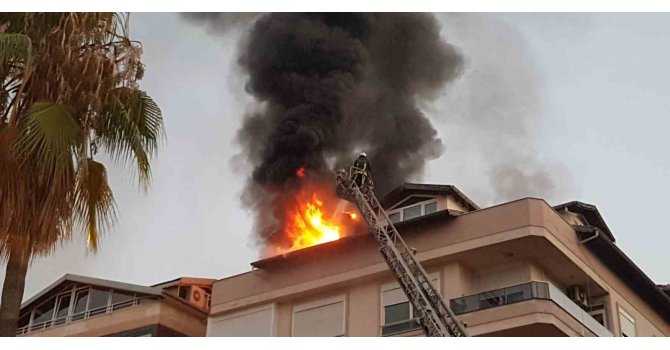Antalya’da 4 katlı apartmanın çatısında çıkan yangın panik oluşturdu
