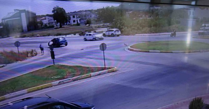 Otomobiller çarpıştı, yürüyen gençler ölümden kıl payı kurtuldu