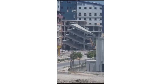 Yıkım esnasında bina iş makinesinin üzerine çöktü, o anlar kamerada