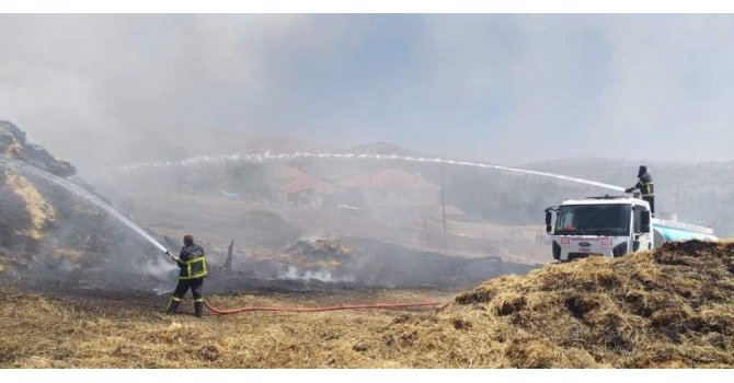 Burdur’da çıkan yangında çok sayıda saman balyası kül oldu
