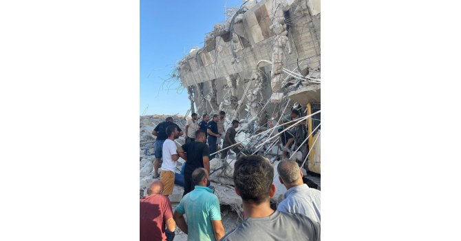 Hatay’da iş makinesinin üzerine bina çöktü: 1 yaralı