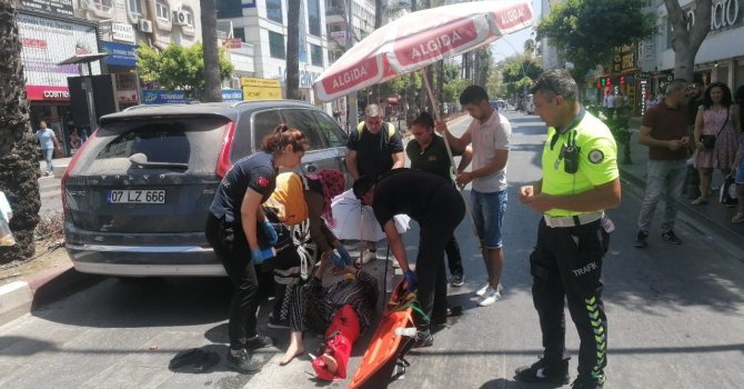 Yaya geçidinde otomobilin çarptığı kadın feryatlarıyla ortalığı inletti