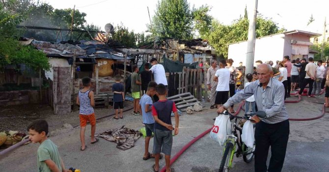 Antalya’da 2 müstakil ev yangında küle döndü