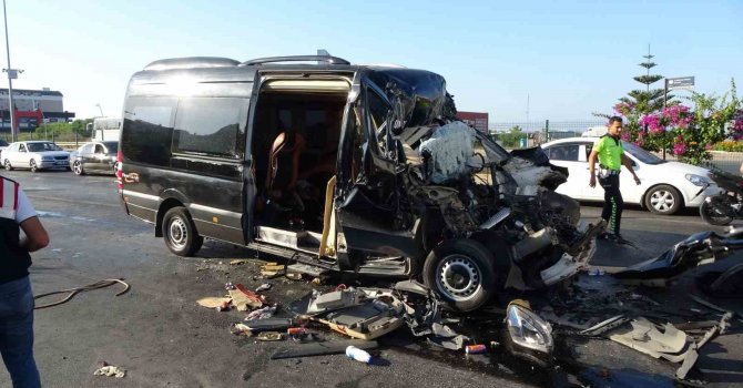 Tur minibüsü tıra arkadan çarptı: 2 ölü, 6’sı ağır 10 turist yaralı