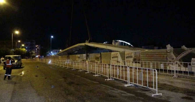 Köprüde yerine yerleştirilmek için kaldırılan köprünün tablası ortadan kırıldı