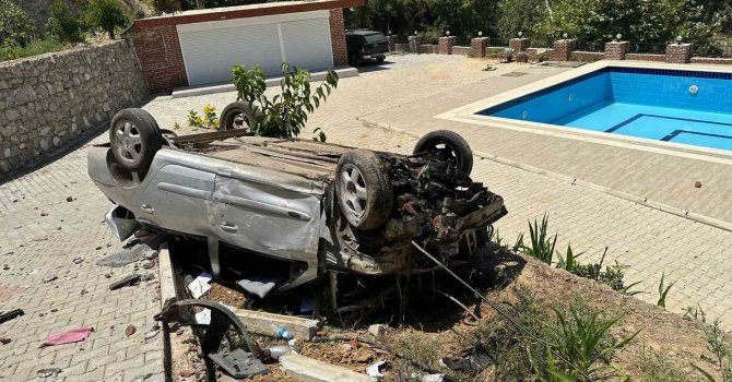 Köpeğe çarpmamak için manevra yaptı, otomobil 10 metre yükseklikten bahçeye uçtu: 6 yaralı