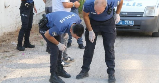 Sokak ortasında önce kız arkadaşını, sonra kendini vurdu