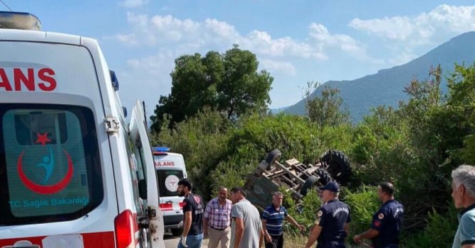 Adana’da traktör devrildi: 1’i ağır 2 yaralı