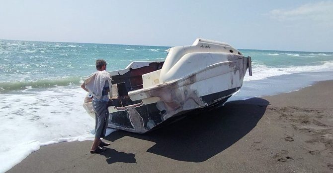 Samandağ sahilinde tekne karaya vurdu, terk edilmiş olduğu tespit edildi