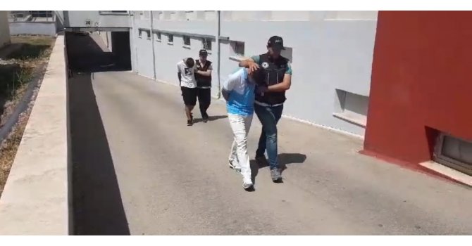 Adana’da sokakta uyuşturucu sattığı öne sürülen 2 şüpheli tutuklandı
