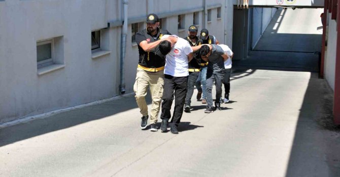 Kiraladıkları aracı götüren arkadaşlarını öldürdüler, otomobil içinde yakalandılar