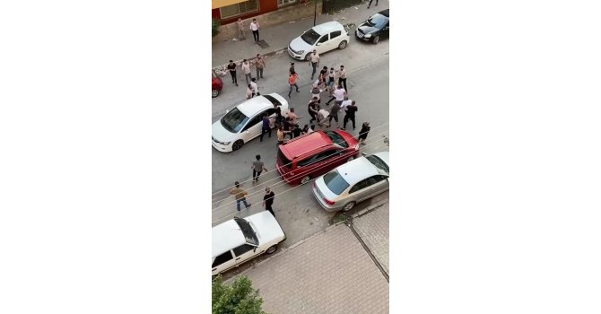 Hatay’da sokak ortasında yumruk yumruğa kavga kameralarda