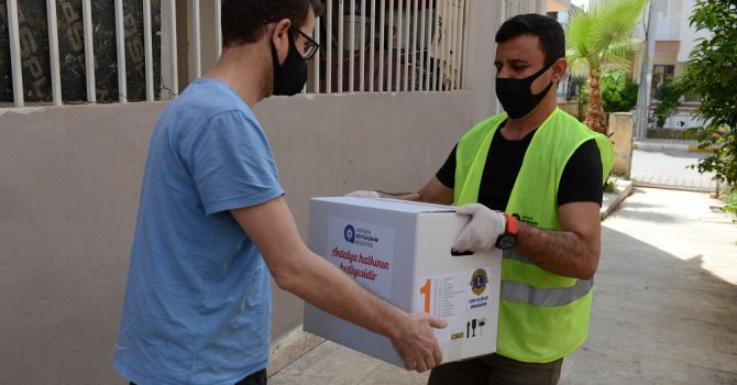 Büyükşehir’in gıda kolileri ihtiyaç sahiplerine ulaşıyor