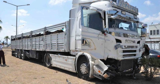 Mersin’de tır ile hafif ticari araç çarpıştı: 5 yaralı