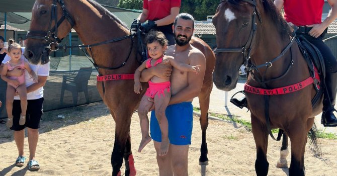 Sahilde güvenliği atlı polisler sağlıyor