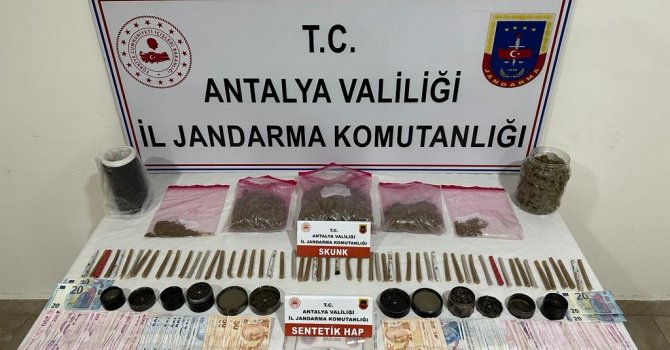 Jandarma ekipleri uyuşturucu satıcısını kıskıvrak yakaladı