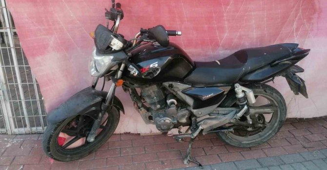 Hafif ticari araç ile motosiklet çarpıştı: 2 yaralı