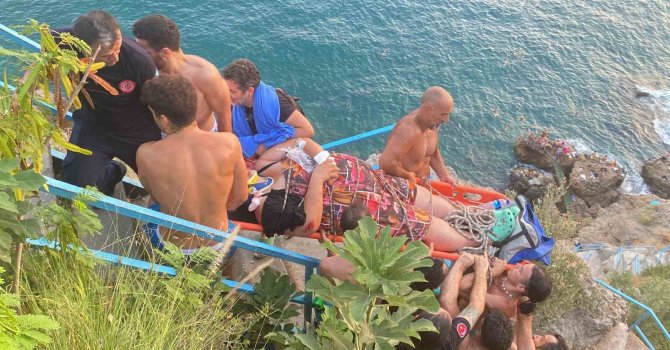 Antalya’da 40 metrelik falezlerden denize düşen Rus kadın turist için kurtarma seferberliği