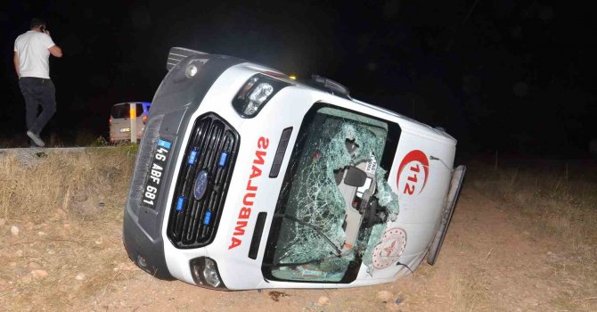 Ambulansın şarampole devrilmesi sonucu 5 kişi yaralandı
