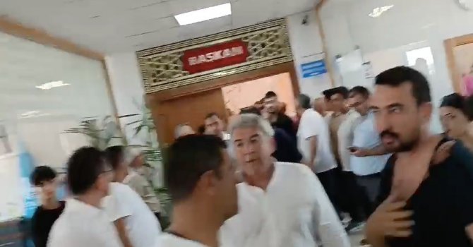 Mecliste tartışma başladı, başkanın makam odasında yumruklar konuştu