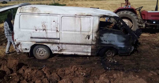 Kamyonet takla atıp alev aldı, sürücü vatandaşlar tarafından son anda kurtarıldı