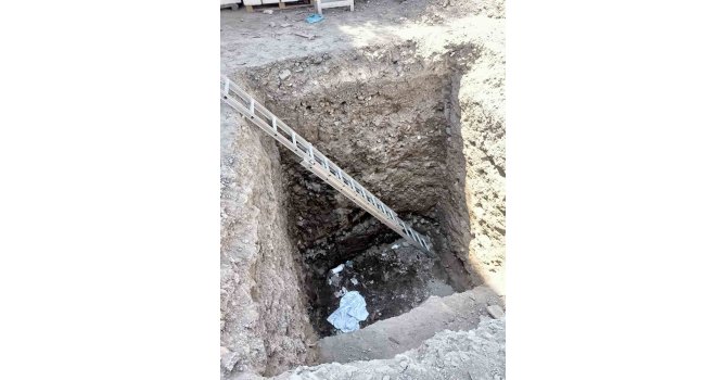 Çukura düşen kadın yaralandı