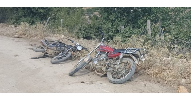 Motosikletler kafa kafaya çarpıştı: 2 yaralı