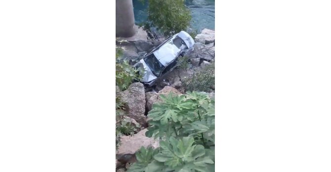 Köprüden uçan otomobildeki sürücü yaralandı