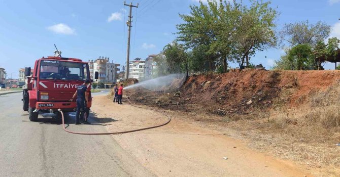 Manavgat’ta ot ve makilik yangını büyümeden söndürüldü