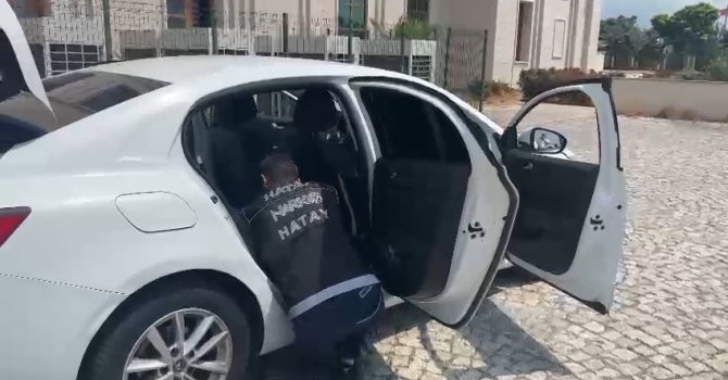 Otomobilin koltuğunun arkasındaki zuladan 502 gram metamfetamin çıktı