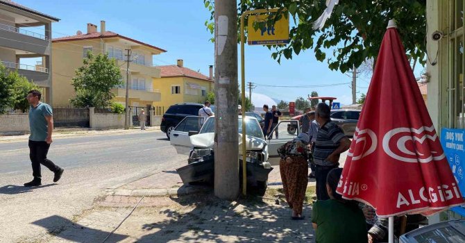 Otomobil elektrik direğine çarptı: 1 ölü, 3 yaralı