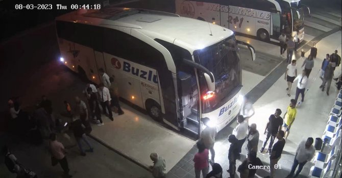 Muavin tartıştığı yolculara plastik çekiçle saldırdı