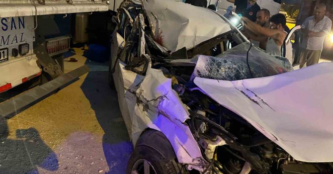 Park halindeki tıra çarpan otomobil hurdaya döndü: 2 ölü, 2 yaralı