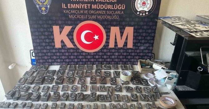 Sahte plakalar bastı, internet üzerinden satışa çıkardı
