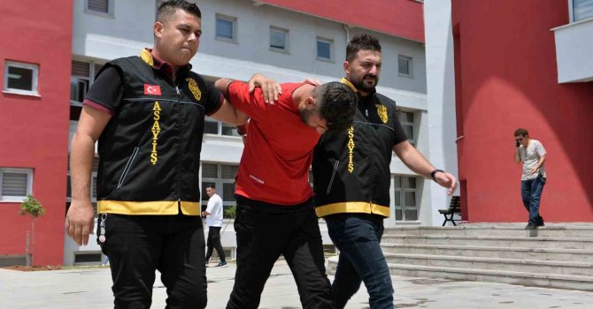 Kadının sırt çantasındaki telefonu çaldı, önce kameraya sonra polise yakalandı