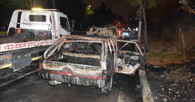 Adana’da otomobil alev alev yandı