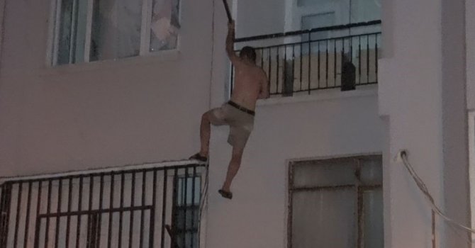 Kendini eve kilitleyip elinde bıçakla polise direndi, 1’inci kattan düşüp yaralandı